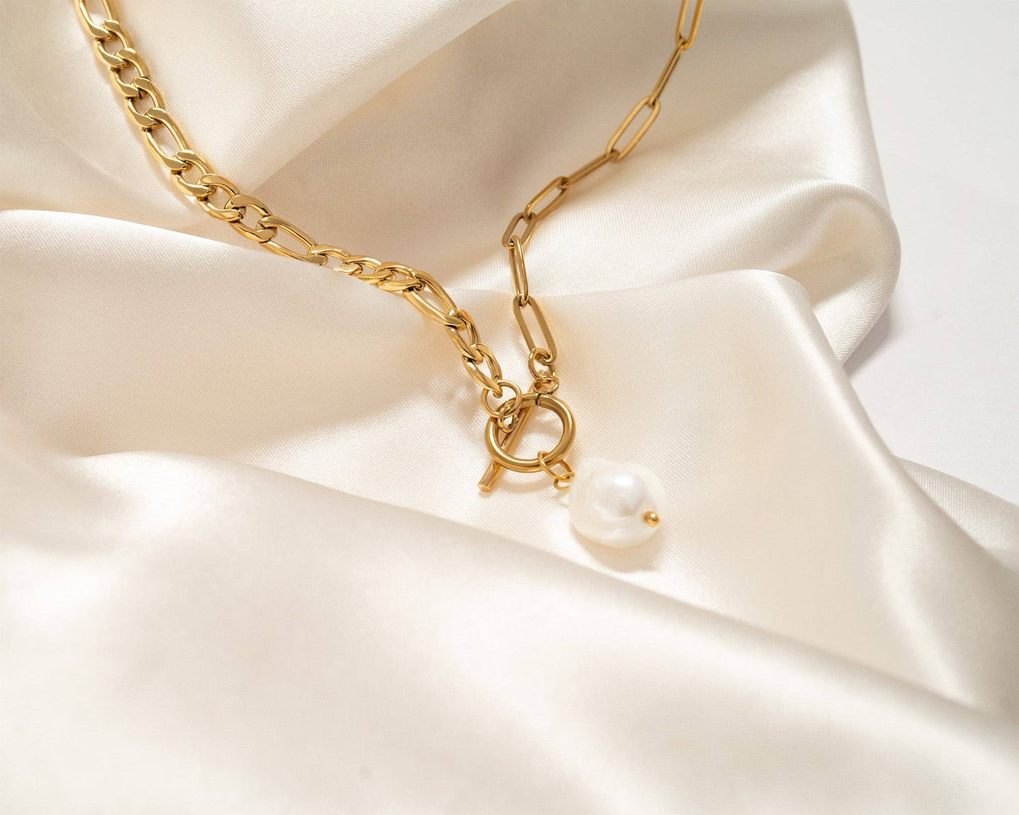 18K Gold PVD Toggle Clasp Freshwater Pearl Charm Necklace: Gold